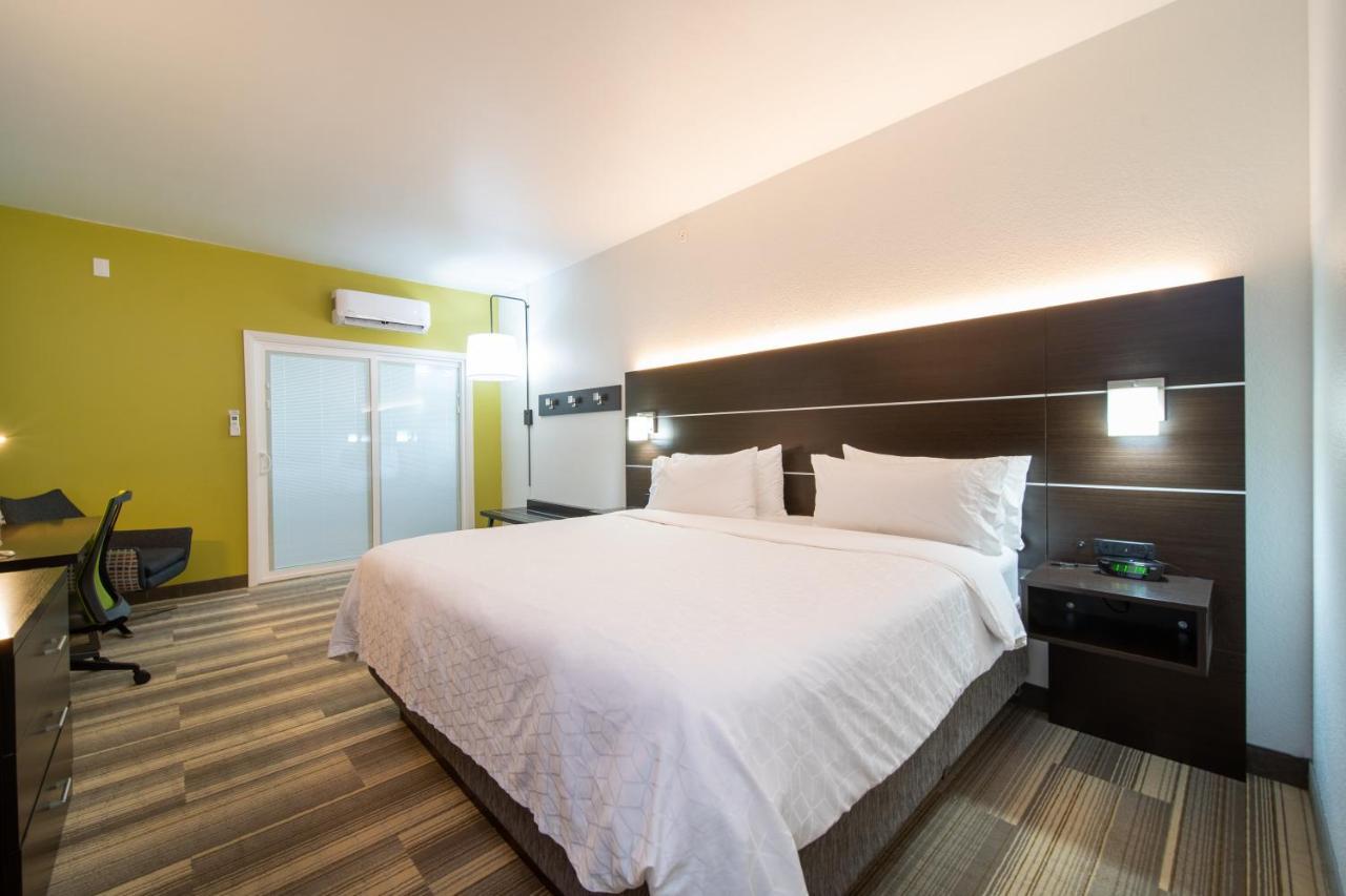 Holiday Inn Express Hotel & Suites Bedford By Ihg Eksteriør billede