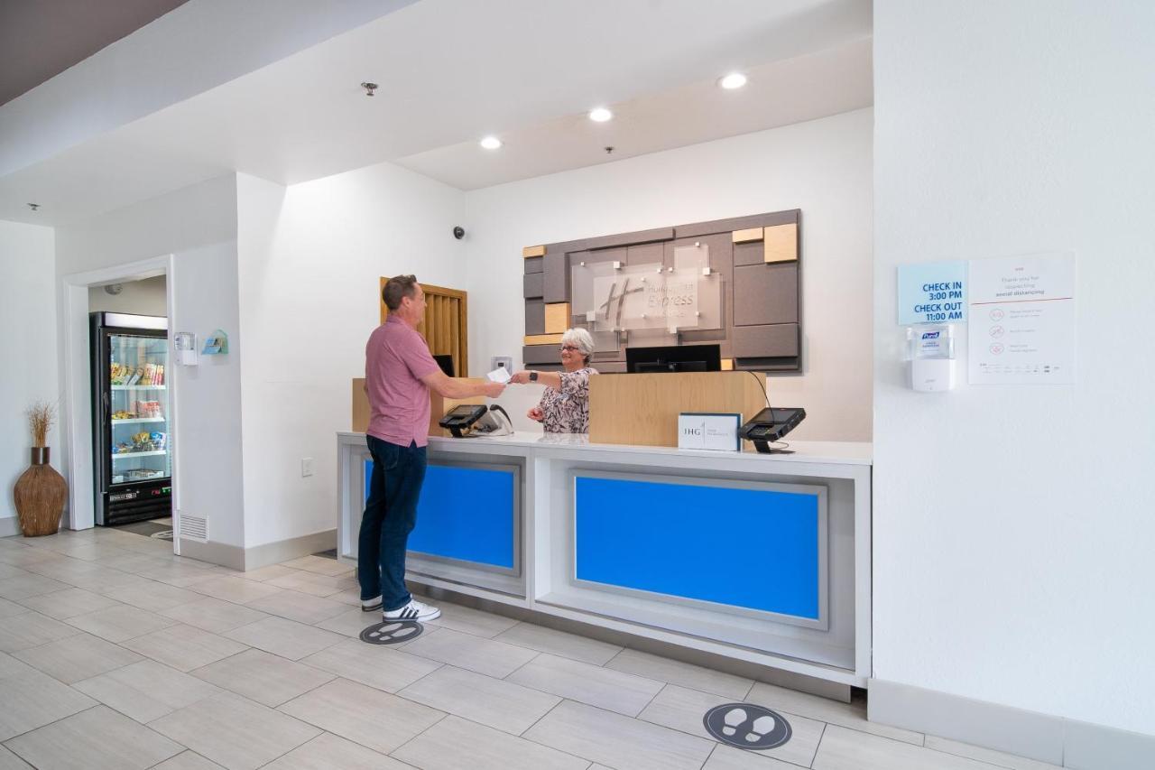 Holiday Inn Express Hotel & Suites Bedford By Ihg Eksteriør billede