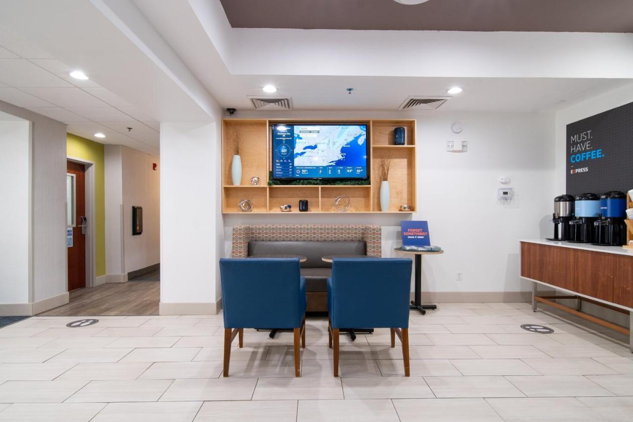 Holiday Inn Express Hotel & Suites Bedford By Ihg Eksteriør billede
