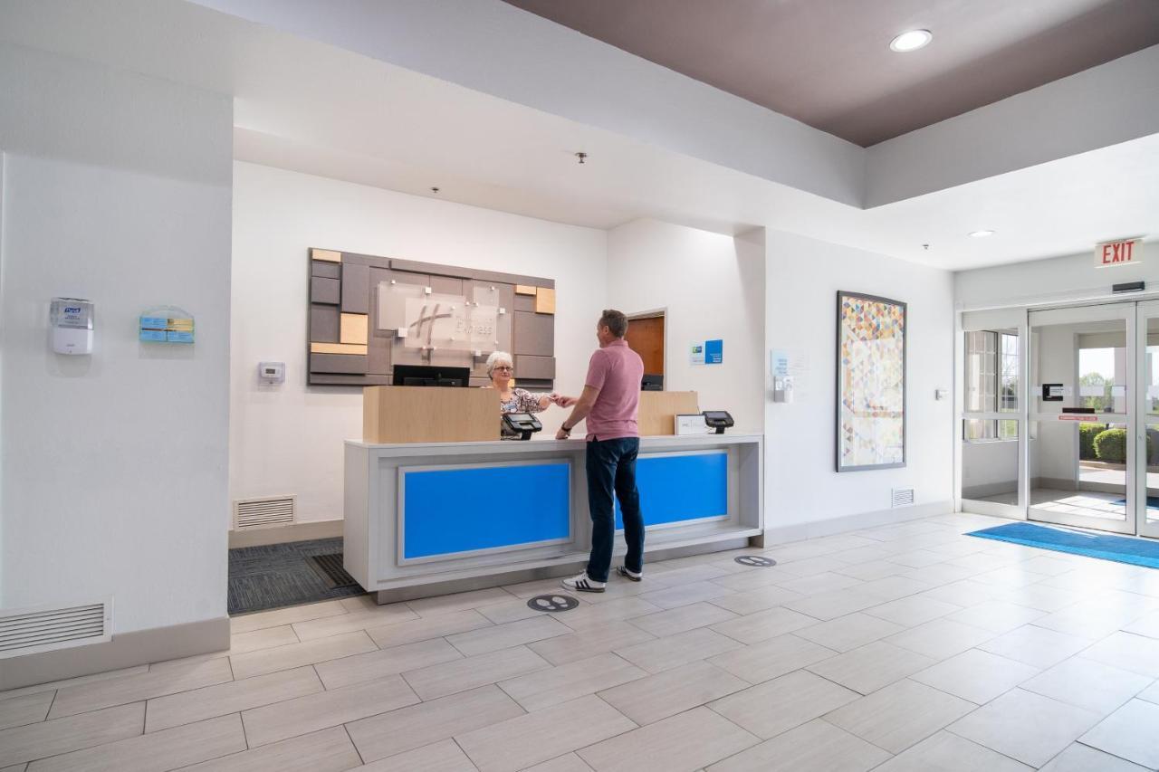 Holiday Inn Express Hotel & Suites Bedford By Ihg Eksteriør billede