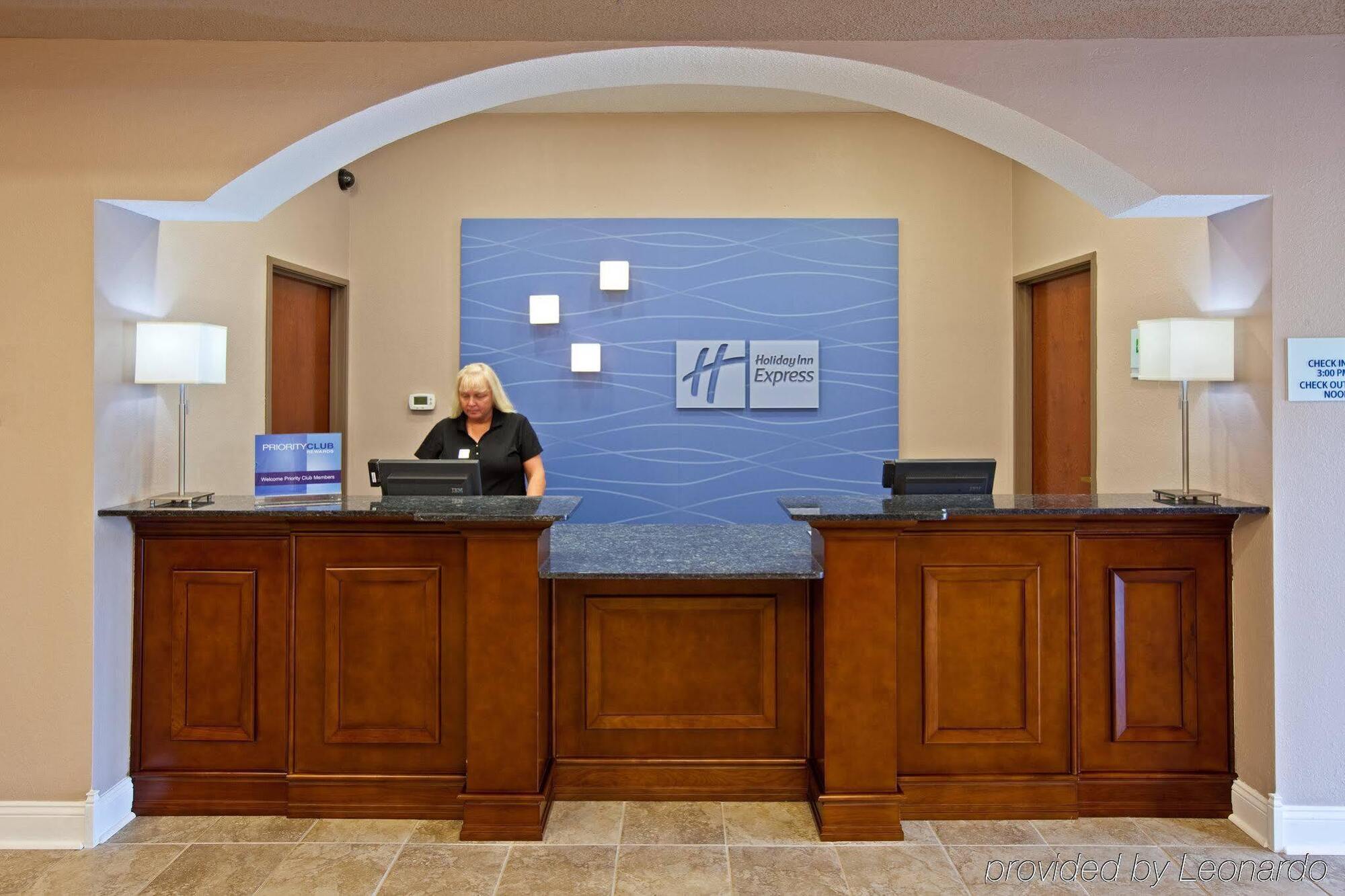 Holiday Inn Express Hotel & Suites Bedford By Ihg Eksteriør billede